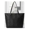 Bolsa tote bordada com padrão de ondas d'água de alta qualidade, nova moda 2025, generosa, grande capacidade, cor sólida, com zíper, bolsa de ombro feminina