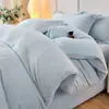Set de cuatro piezas de terciopelo de leche bordado tridimensional engrosado para otoño e invierno, con un diseño fresco y elegante, cálido terciopelo de copo de nieve y un juego de tres piezas de terciopelo para bebé