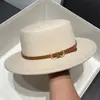 Chapéu de Aba Reta Estilo Britânico para Mulheres Outono e Inverno Lã Aba Curta Fivela de Cinto Versátil Chapéu Jazz Moda Europeia e Americana Versátil Retrô