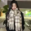 Nuevo estilo coreano moderno bufanda de cachemira tejida a cuadros versátil para mujer, chal de invierno cálido, grueso, con borlas largas