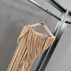 Vestido largo de malla elástica ajustado e irregular con pliegues, estilo capa de un solo hombro, estilo ins transfronterizo 2026