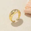 [Personalizado] Anel Brilhante Texturizado Europeu e Americano Transfronteiriço para Mulheres, Anel Assimétrico Elegante de Nicho Banhado a Ouro Cobre Estilo Hip-Hop