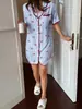 Camisón Corto de Tejido con Estampado de Lazo Rayado, Mangas Cortas y Cuello con Botones al Frente
