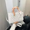 Moda Transfronteiriça Bolsa de Mão Simples Estilo Princesa Diana High-End 2026 Nova Bolsa Feminina Bordada com Lenço Ombro Único Transversal Bolsas