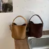Bolsa Pequeña de Mano Súper Caliente Esenciales de Oficina para Mujer 2026 Nuevo Verano Gama Alta para Viajar al Trabajo Bolso Cubo de Hombro Cruzado