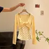 Camiseta feminina estilo coreano hot girl com estampa de bolinhas, gola halter com amarração, falso duas peças, decote V, manga longa curta, outono 2026, slim fit