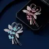 Exquisito y versátil broche floral azul, un accesorio de alta gama que irradia elegancia y sofisticación, perfecto para añadir un toque de lujo a cualquier atuendo.