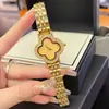 Nuevo Trébol de Cuatro Hojas Esfera Estrellada Full Diamante Moda Correa de Cuero para Mujer Reloj de Cuarzo de Tres Agujas Correa de Acero Reloj Venta al por Mayor
