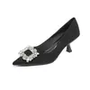 Zapatos retro de lujo ligero para mujer con hebilla de pedrería, acabado mate, punta fina, corte bajo, tacón medio, adecuados para el uso diario y banquetes, cómodos y versátiles.