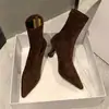 Botas de tornozelo de salto alto marrons para mulheres, salto fino, camurça, bico fino, zíper traseiro, novo estilo 2026, versão coreana, elástico, botas que afinam, inverno