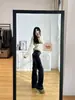 Jeans negros y grises de tiro bajo con microcampana para mujer, conscientes del diseño, estilo nuevo de otoño, elásticos, ajustados, favorecedores, versátiles, pantalones con detalle de hebilla de caballo