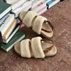 Sandálias rasteirinhas femininas com tira de fivela, estilo coreano, macias e fofas, sandálias versáteis, novos sapatos peludos 2026 para uso externo, outono e inverno
