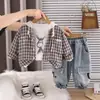 Conjunto Infantil 2026 Novo Bebê Crianças Estiloso Xadrez Jaqueta com Capuz Manga Longa Conjunto de Três Peças Roupa de Primavera e Outono para Bebê Tendência