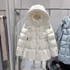 Invierno 2025 Nuevo para Mujer Corta con Capucha de Longitud Media Engrosada Cuello Alto Moderna Blanca de Plumón de Pato Chaqueta de Estudiante