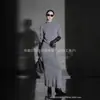 Nuevo Suéter Sencillo de Otoño e Invierno Recto Holgado de Cuello Medio Vestido Largo de Punto Versátil para Mujer Falda Base Adelgazante