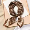 Pañuelo cuadrado pequeño de 70x70cm pañuelo de seda para mujer Primavera Otoño Invierno combinación con camisa decoración profesional pañuelo protector del cuello pañuelo fino