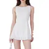 Novo vestido esportivo de tênis para mulheres, sem mangas, com costas cruzadas, vestido plissado de cor contrastante, roupa de ginástica de secagem rápida, disponível para atacado