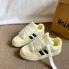 2026 Novos Tênis de Lona Amarelo Leite Mulher Solado Grosso Aumentador de Altura Sapatos Brancos Versátil Casual Esportivo Estudante Rua Tendência