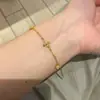 Pulseira Retro Cruzada Estrela Dourada de Seis Pontas Medieval Design de Nicho Moderna e Exquisita Joia de Mão de Design de Nicho para Mulheres