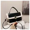 Bolsa de Mão Nicho em Lã de Cordeiro Estilo Coreano para Mulheres, Tendência Inverno 2025 Patchwork Elegante Bolsa de Ombro Transversal