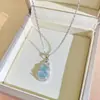 Nuevo producto de moda: collar de acero titanio con forma de calabaza translúcida anti-jade para mujer, con un diseño de lujo ligero y cadena versátil para la clavícula