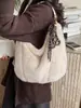Bolso Nuevo de Peluche Transfronterizo Gran Capacidad Portátil para Mujer Bolso de Hombro Versátil Otoño e Invierno Simple Casual Bolso Cubo Tote