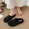 Sandalias planas de lunares estilo retro británico para ir al trabajo, nuevo diseño 2026, antideslizantes, punta redonda, estilo Birkenstock, media zapatilla para mujer