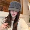 Gorra de béisbol a rayas blancas y negras retro japonesa para mujer, gorra fina de pico de pato para principios de otoño, diseño que adelgaza la cara, adecuada para ir al trabajo y protección solar