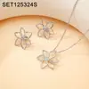 Set de Collar y Pendientes de Flor de Seis Pétalos de Acero de Titanio, Hueco, Lujo Ligero, Cadena para Clavícula de Gama Alta para Mujer, Diseño de Nicho a la Moda