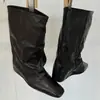 Botas plissadas estilo britânico de pele de ovelha para mulheres, bico quadrado, com aumento interno de altura, botas western cowboy de perna larga, botas de montaria de cano médio