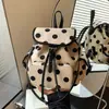 Mochila de Bolinhas Feminina 2026 Nova Moda de Verão Versátil Tendência para o Trabalho Passeio Estudante Universitário