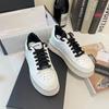 Zapatos blancos nuevos de suela gruesa estilo Chanel con altura oculta para mujer Populares zapatos tipo panda blanco y negro galleta suela de magdalena casual de tabla