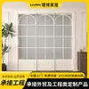 Puerta corredera de cristal larga color crema estilo francés con diseño de triple enlace, tiras de celosía arqueadas, puerta corredera divisoria minimalista de lujo ligero