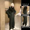 Moda coreana 2025 Chaqueta con capucha y cuello de piel a la moda para mujer, Conjunto de dos piezas de pantalones casuales de pierna ancha con forro polar grueso para otoño e invierno