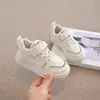 Tênis Baixo Infantil 2026 Primavera e Outono Novos Sapatos Pretos e Brancos para Meninos Tênis Esportivos Casuais para Meninas Estilo Coreano Sapatos Brancos para Bebê