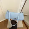 Comércio exterior, estilo coreano artístico, transfronteiriço, bonito e moderno, em blocos de cor, 2026 grande capacidade, estiloso, bolsa de ombro sob o braço, bolsa baguette em formato de crescente