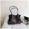 Bolso tote retro de gran capacidad transfronterizo, bolso de hombro tejido de moda estilo coreano, bolso de axila de alta gama para el día a día y para ir al trabajo