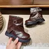 Botines plisados retro para niñas, nuevo estilo otoño 2026, con adornos de remaches, botas de motociclista geniales y versátiles para niños mayores