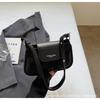 Bolsa Feminina Nova 2025 Versátil Moda Simples Bolsa de Axila Design de Nicho Grande Capacidade Comutadora Ombro Transversal