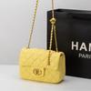 Bolso de Mujer Estilo Marca Nueva Moda 2026 Retro de Gama Alta Acolchado con Cadena y Bola Dorada Pequeña Bolso de Hombro Cruzado