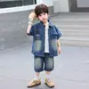 Roupas de Verão para Meninos, Macacão Jeans Rasgado de Corpo Inteiro, Conjunto de Duas Peças Fashionável de Manga Curta Estilo Coreano para Crianças, Roupas Infantis para Crianças Pequenas e Médias