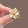 Broche de Flor de Gardenia Estilo Francés 2025 Nuevo Elegante Broche Lujo Ligero Diseño de Alta Gama Hebilla de Seguridad Anti-Exposición