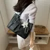 Popular bolsa de lunares de gran capacidad para mujer, nueva bolsa de hombro casual relajada 2026, bolsa de mano para estudiante universitario y para ir al trabajo