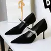 Modelo de Zapato Único 8837-A1 (Este modelo está agotado y no se repondrá)