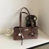 Bolso de Ante Retro Bajo el Brazo para Mujer 2026 Nuevo de Moda Tendencia Nicho Bolso Tote de Alta Gama Bolso Individual de Hombro para Viajes