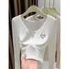 2026 Otoño Súper Cómoda Camiseta Blanca de Cuello Redondo con Botones de Manga Larga para Mujer Estilo Coreano Reductora de Edad Top Capa Base Tendencia
