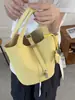 Bolsa de cesta de verduras portátil de verano para mujer 2025 nueva moda nicho bolso cubo bolso bandolera simple una generación de pelo