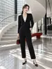 Traje pequeño de solapa con un botón y cuello en V de manga larga Miyake para mujer conjunto de otoño cintura elástica pantalones largos fluidos conjunto de dos piezas