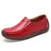 Sapatos femininos rasos estilo primavera e outono, mocassins de salto baixo, sapatos de couro bovino vazados em forma de caracol, sapatos femininos de tamanho grande, sapatos casuais para mães