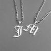 Collar transfronterizo retro de 26 letras inglesas de acero de titanio para mujer Joker sentido de alta gama no se desvanece accesorios colgantes al por mayor